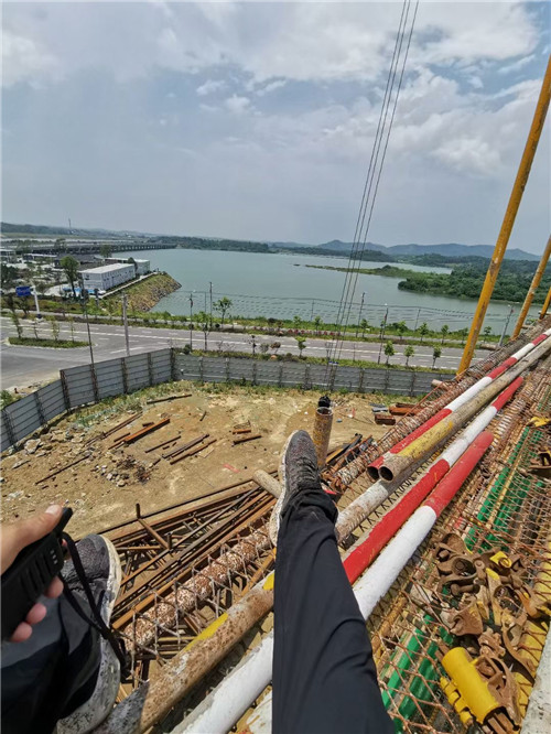 呼伦贝尔市作业中发生设备损坏或人员意外，责任怎么划分？