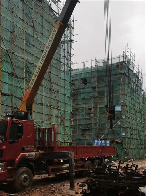 呼伦贝尔市“慢工细活”—— 吊车的 “微动控制” 技术